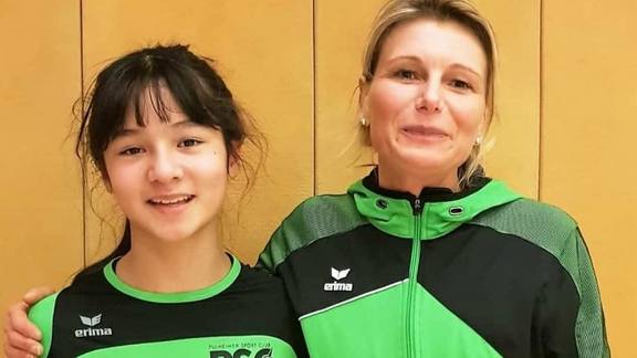 Samita Schatz mit ihrer Trainerin Nicole Kaminski 2020-02_LAF_Regio-Meisterschaften_Schatz-Kaminski.jpg